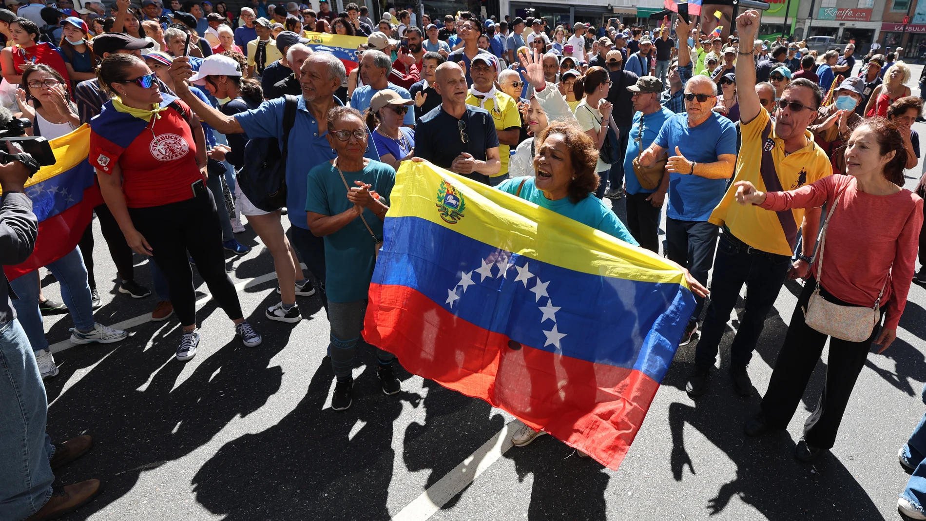 AME9695. CARACAS (VENEZUELA), 09/01/2025.- Simpatizantes del líder opositor venezolano Edmundo González Urrutia animan en una concentración este jueves, en Caracas (Venezuela). EFE/ Miguel Gutiérrez
