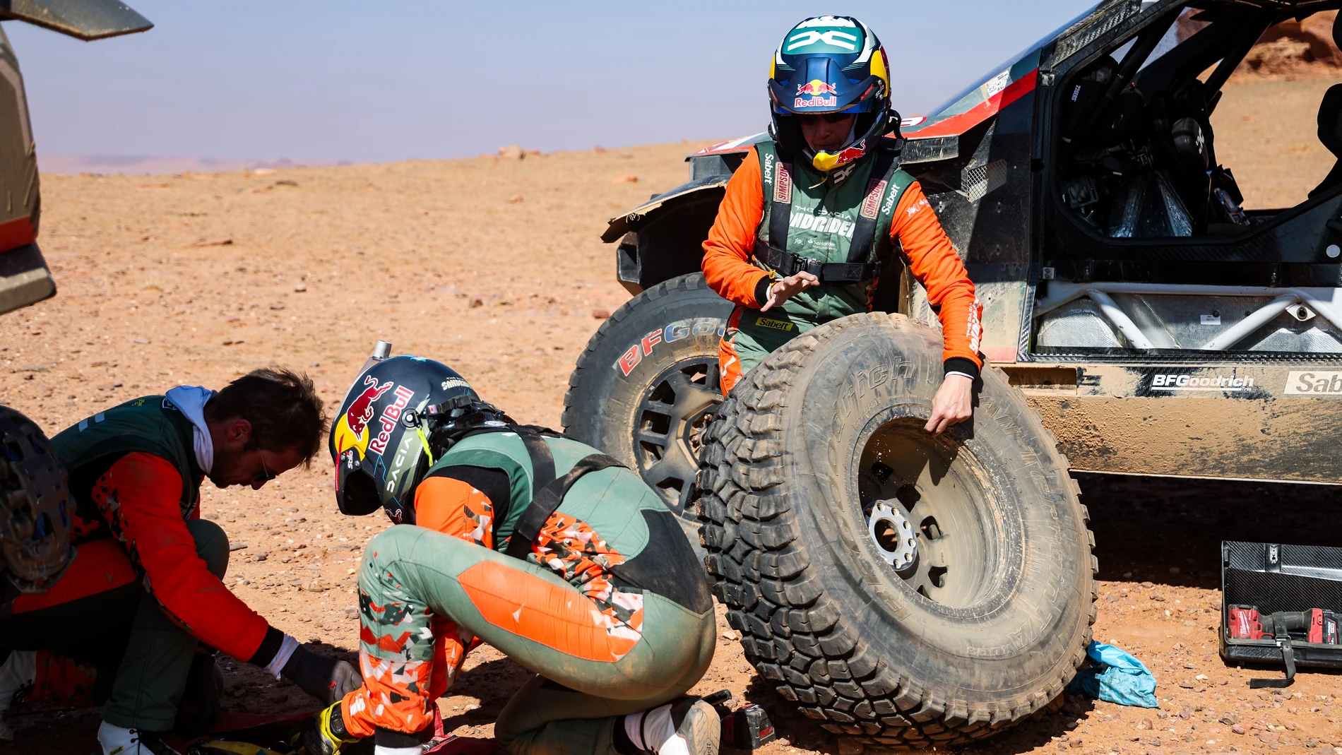 200 AL-ATTIYAH Nasser (qat), BOULANGER Edouard (fra), Dacia, The Dacia Sandriders, FIA W2RC, Ultimate, mechanical issue getting help by 212 GUTIERREZ Cristina (spa), MORENO Pablo (spa), Dacia, The Dacia Sandriders, FIA W2RC, Ultimate, during the Stage 4 of the Dakar 2025 on January 8, 2025 between Al Henakiyah and Al Ula, Saudi Arabia - Photo Florent Gooden / DPPIAFP7 08/01/2025 ONLY FOR USE IN SPAIN