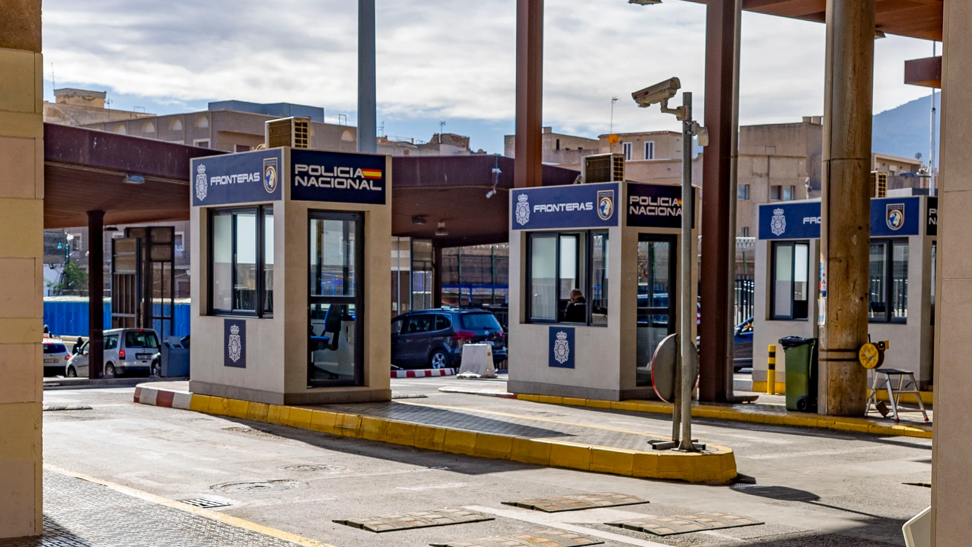 MELILLA, 09/01/2025.- Vista de puestos policiales en la aduana de Melilla este jueves. La Delegación del Gobierno en Melilla ha afirmado que la aduana comercial de la ciudad autónoma con Marruecos no está “ni abierta ni cerrada”, sino que está “en pruebas”. Así lo ha señalado ante los medios el presidente de la Confederación de Empresarios de Melilla (CEME-CEOE), Enrique Alcoba, tras la reunión que ha mantenido este jueves el sector empresarial de la ciudad con la delegada del Gobierno, Sabri...