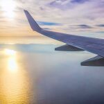 Ala de un avión que sobrevuela el océano