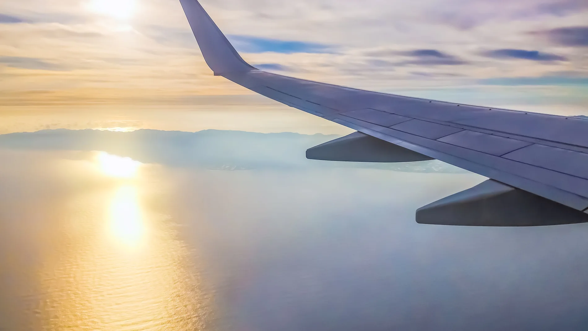 Ala de un avión que sobrevuela el océano