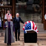 Joe Biden toca la bandera sobre el féretro de Jimmy Carter