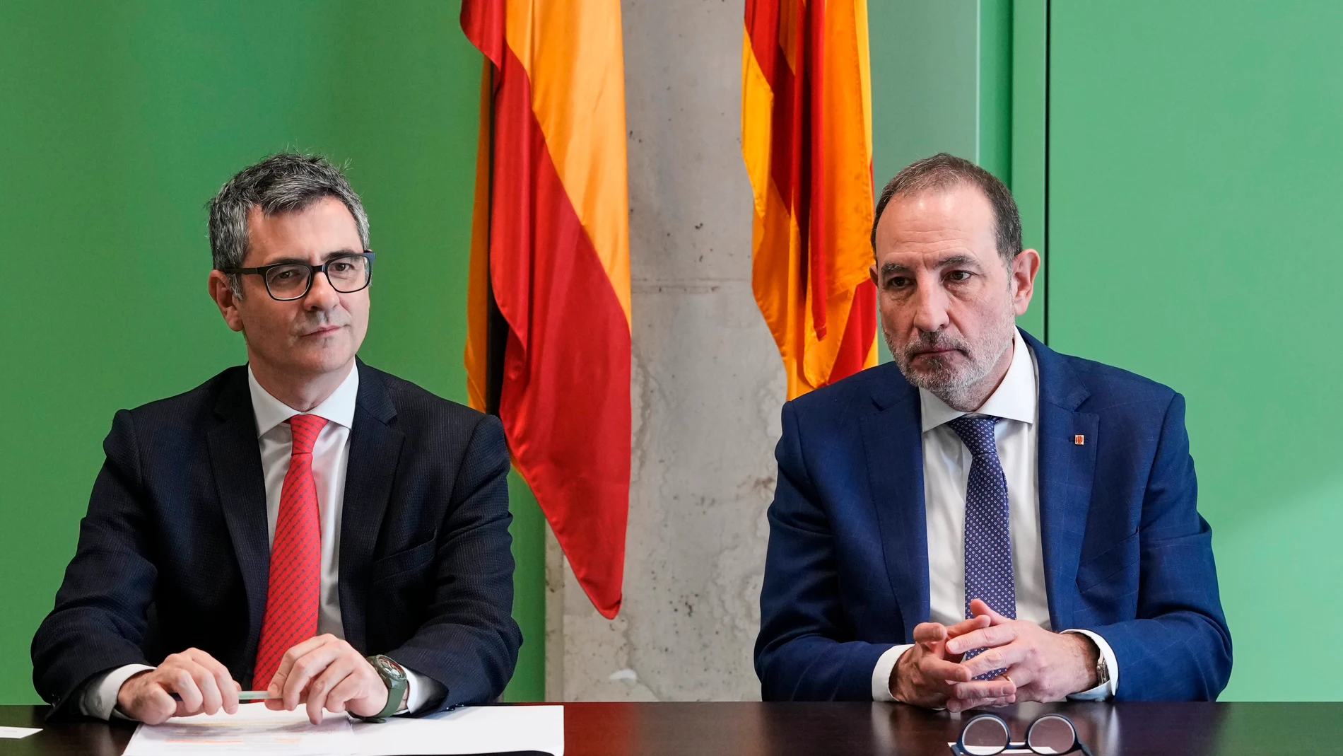 GRAFCAT2463. L'HOSPITALET DE LLOBREGAT (BARCELONA) (ESPAÑA), 09/01/2025.-El ministro de Justicia, Félix Bolaños (i), y el conseller de Justicia, Ramon Espadaler (d) en la Ciudad de la Justicia de Barcelona donde han realizado un visita institucional y se han reunido con el presidente del Tribunal Superior de Cataluña (TSJC), Jesús María Barrientos , y el fiscal superior, Francisco Bañeres.EFE/ Alejandro García