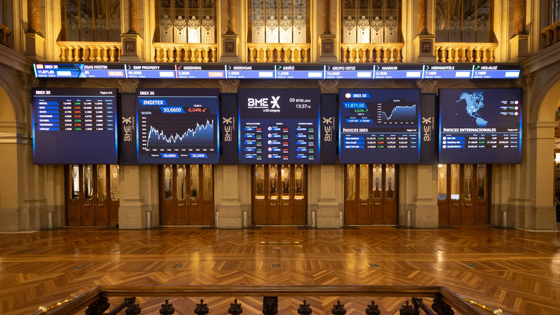 Paneles del Ibex, en el Palacio de la Bolsa de Madrid, a 9 de enero de 2024, en Madrid (España). El Ibex 35 registraba al mediodía de este jueves, 9 de enero, un alza de un 0,5%, hasta situarse en los 11.857,1 puntos, en una jornada en la que Wall Street permanecerá cerrado por el luto del expresidente de los Estados Unidos Jimmy Carter. 09 ENERO 2025;ECONOMÍA;IBEX;BOLSA;PRECIOÇ;DINERO;INVERSIONES; Eduardo Parra / Europa Press 09/01/2025