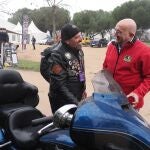 Jesús Julio Carnero dialoga con uno de los moteros que ya han llegado a Valladolid