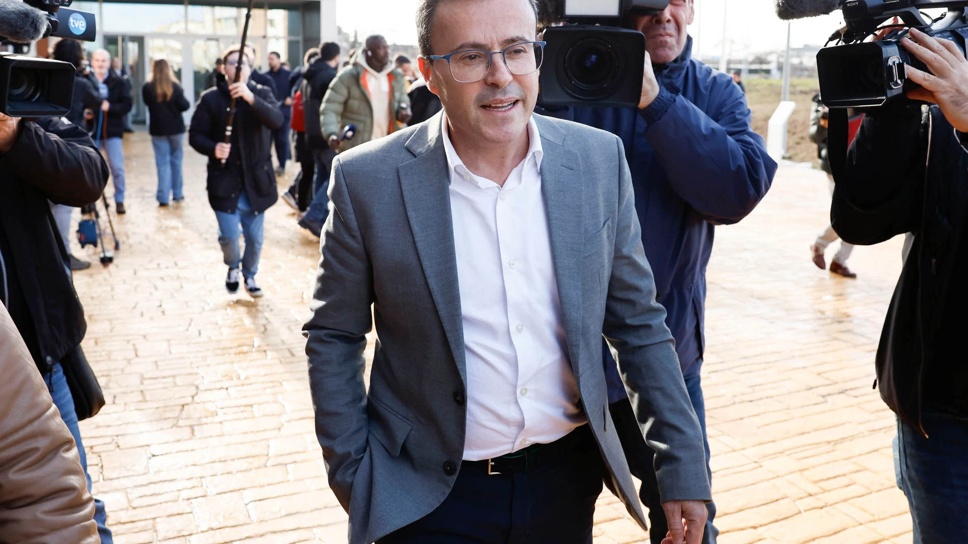 BADAJOZ (ESPAÑA), 09/01/2025.- El presidente de la Diputación de Badajoz y secretario general del PSOE de Extremadura, Miguel Ángel Gallardo este jueves a su salida de los juzgados de Badajoz donde ha testificado en calidad de investigado por presuntos delitos contra la Administración Pública y Hacienda en un caso en el que también es investigado el hermano del presidente del Gobierno, David Sánchez. EFE/Ballesteros