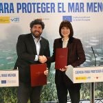 El presidente Fernando López Miras, y la ministra de Ciencia, Innovación y Universidades, Diana Morant, firmaron el convenio para impulsar una solución innovadora y tecnológica con el objetivo de reducir la afección del agua salobre cargada de nutrientes que desemboca en el Mar Menor. 