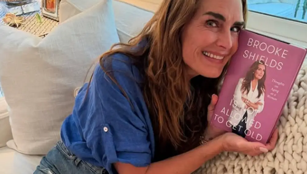La actriz Brooke Shields, con su nuevo libro que sale a la venta el 14 de enero