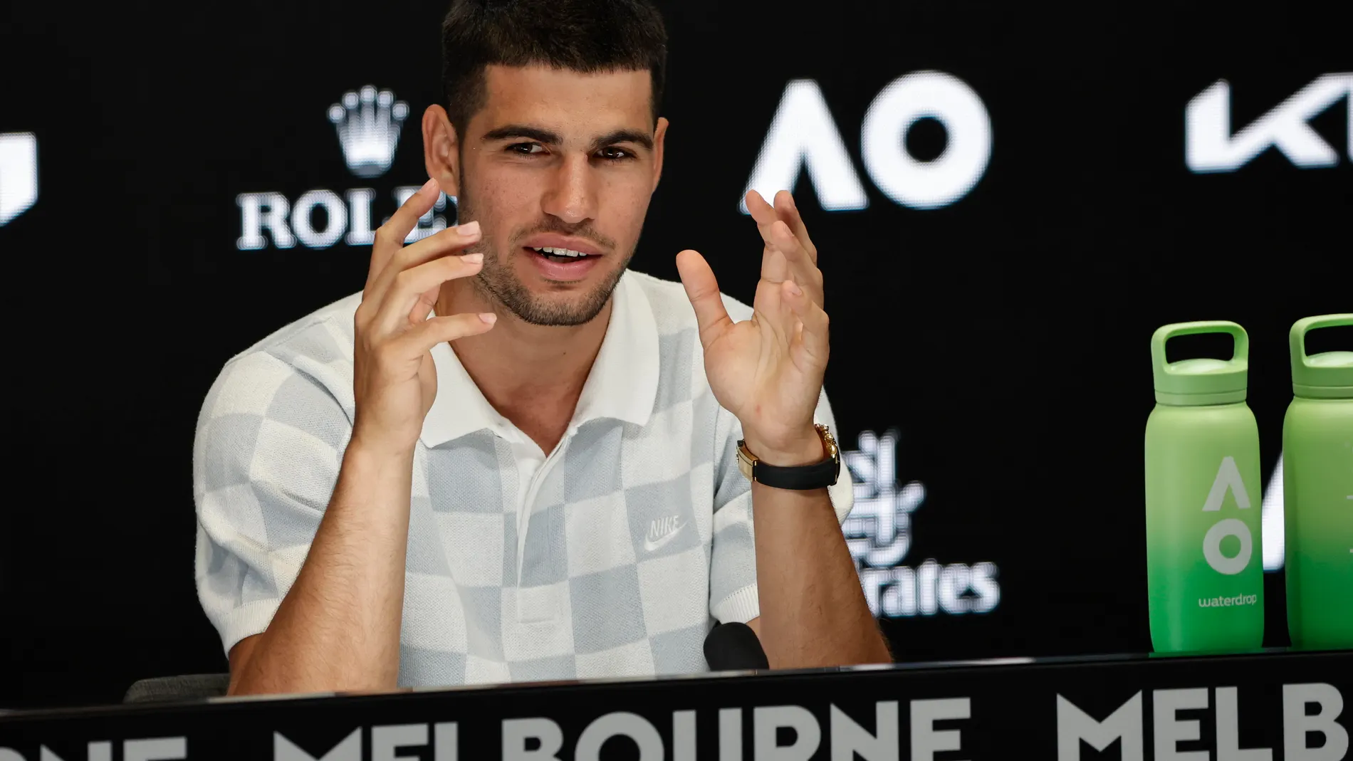 Melbourne (Australia), 11/01/2025.- Carlos Alcaraz of Spain speaks during a press conference ahead of the Australian Open at Melbourne Park in Melbourne, Australia, 11 January 2025. (Tenis, España) EFE/EPA/ROLEX DELA PENA