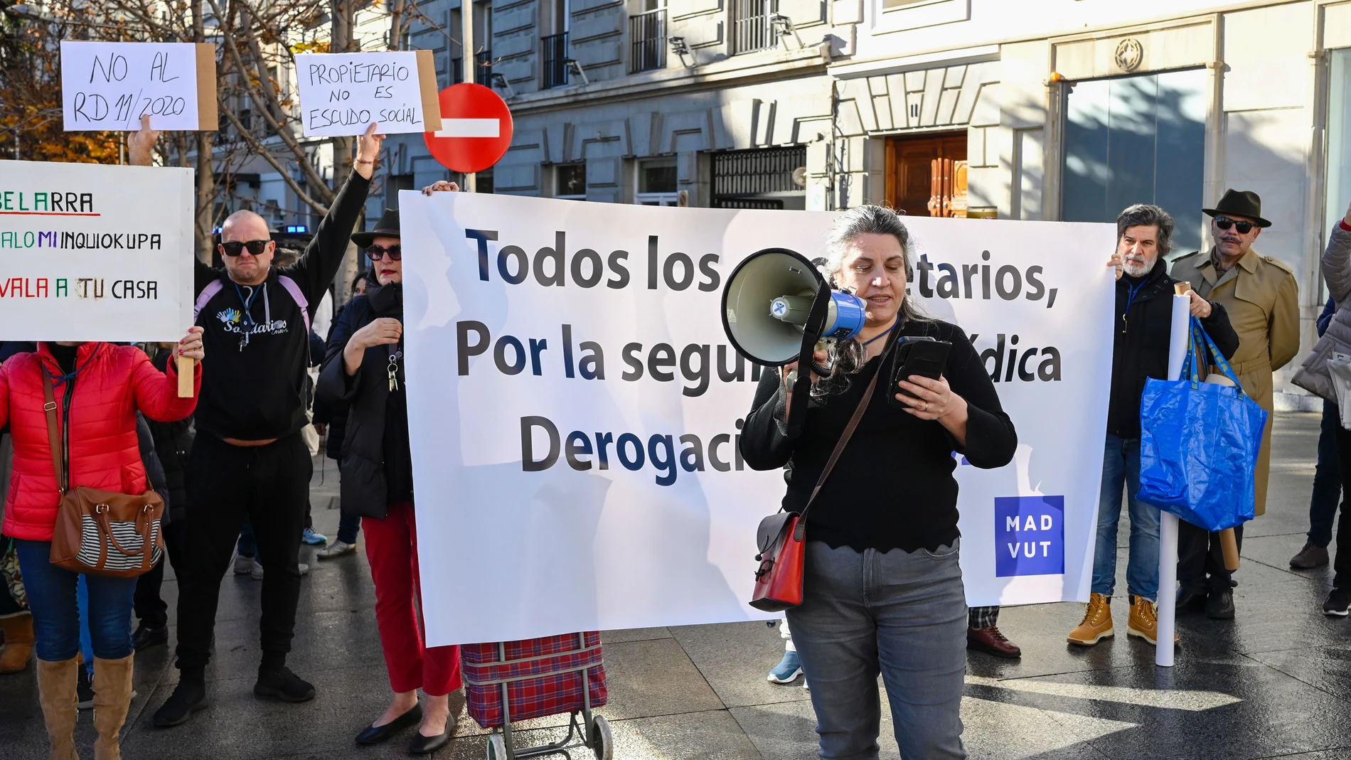 MADRID, 11/01/2025.- Medio centenar de personas, en su mayoría propietarios de viviendas ocupadas por familias vulnerables, se han manifestado este sábado en Madrid contra el decreto que prohíbe, desde 2020, desahuciar a estas familias hasta que la administración les proporcione una alternativa habitacional. Convocados por la Plataforma de Afectados por la Ocupación y la Inquiocupación y la recién creada Asociación de Propietarios de Viviendas contra la Inseguridad Jurídica (Aprovij), los afe...