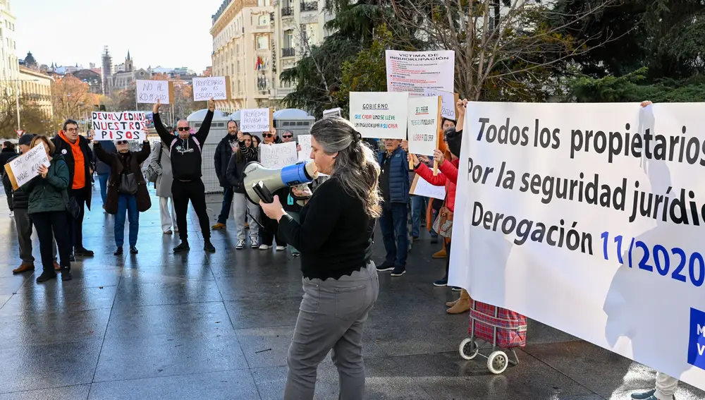 Propietarios de pisos ocupados se manifiestan contra la suspensión de desahucios
