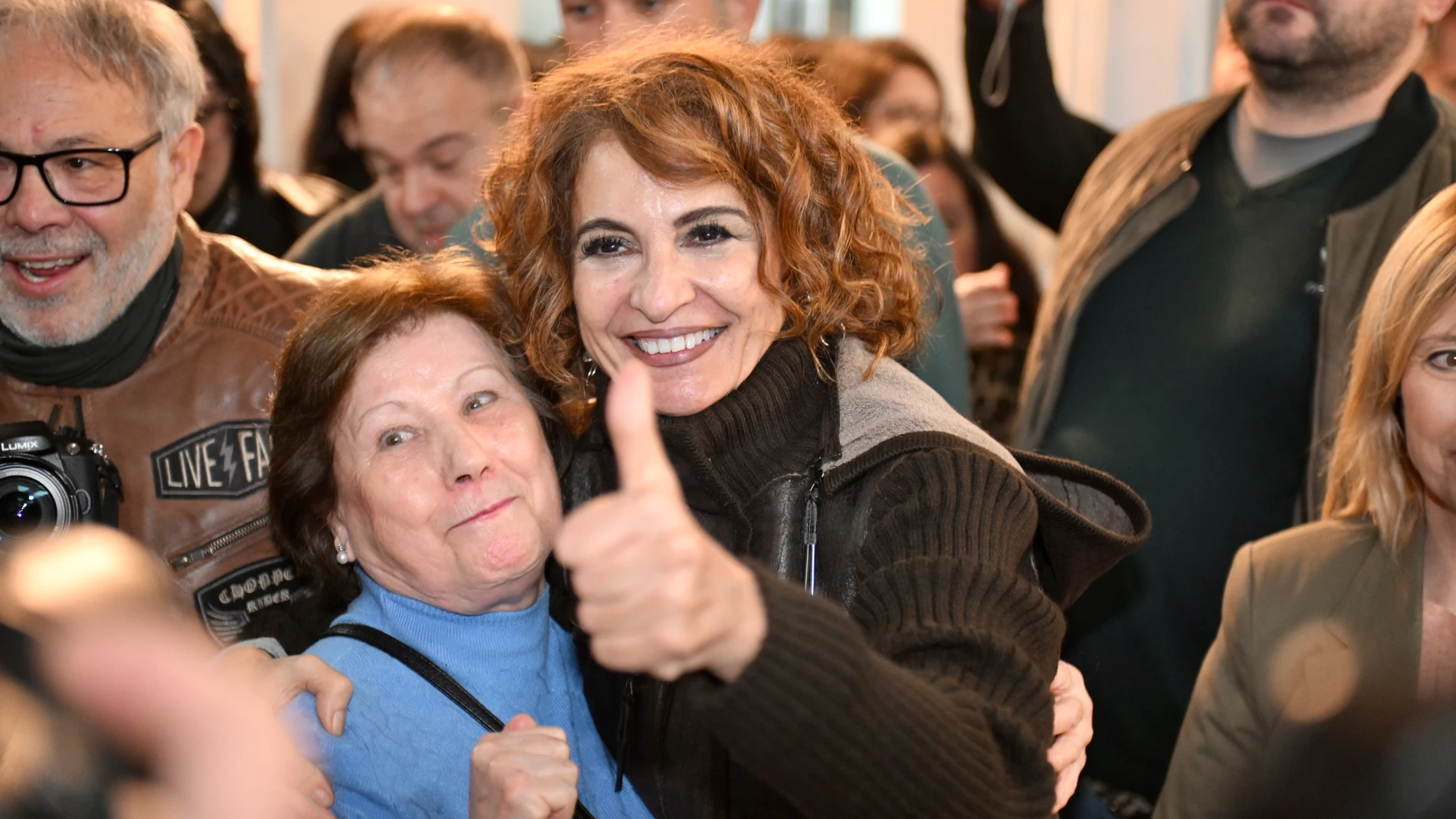 La precandidata a las primarias a la secretaria General del PSOE de Andalucía, María Jesús Montero, mantiene un encuentro con militantes del partido en Jaén (Andalucía, España). Lavicepresidenta rimera del gobierno, ministra de Hacienda y vicesecretaria General del PSOE ha María Jesús Montero, ha mantenido un encuentro con los militantes del Partido Socialista en Jaén capital. Es el primer acto tras haber sido confirmada como precandidata a la Secretaría General del PSOE andaluz. 11 ENERO 2...