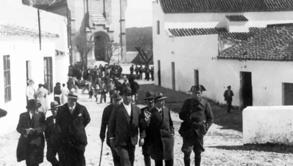 La comisión parlamentaria que visitó Casas Viejas en febrero se dirige al lugar donde estaba la choza de "Seisdedos"