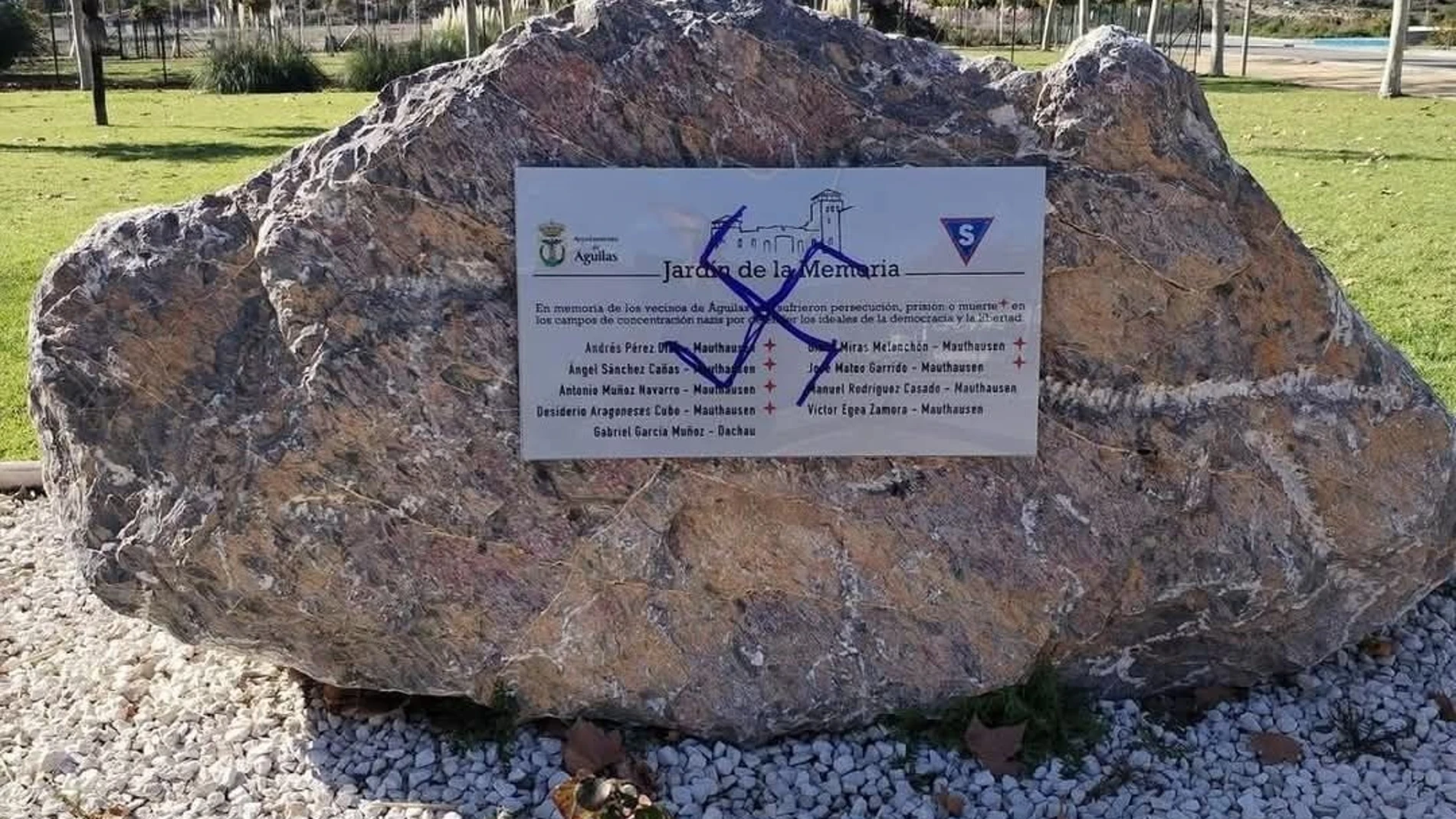 Aparece una pintada nazi en el Jardín de la Memoria de Águilas