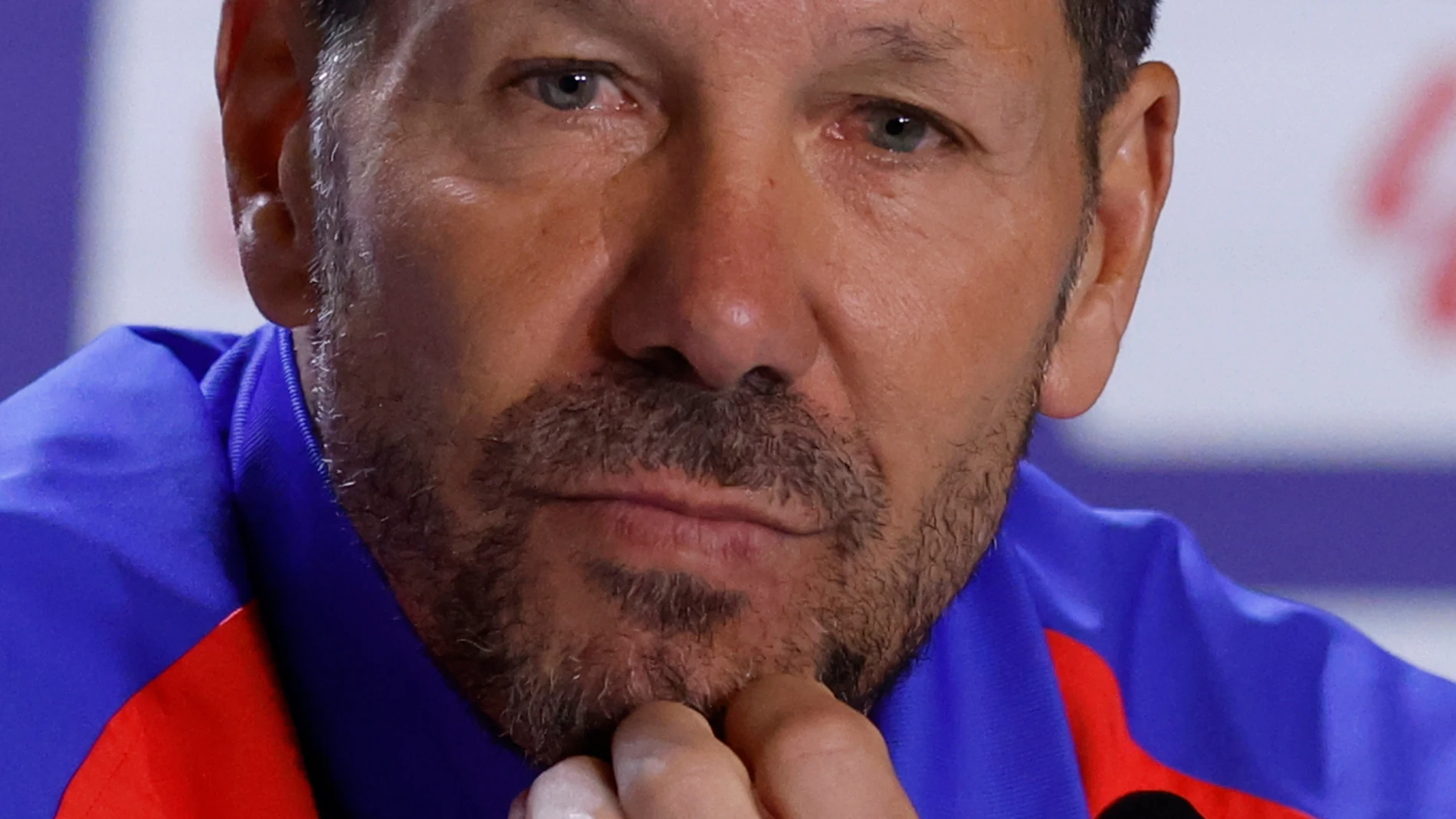MADRID (ESPAÑA), 11/01/2025.- El entrenador del Atlético de Madrid, Diego Pablo Simeone, ofrece una rueda de prensa después del entrenamiento del equipo en el Riyadh Air Metropolitano en Madrid este sábado para preparara su enfrentamiento liguero ante el Osasuna. EFE/ Javier Lizón