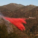 Un avión esparciendo líquido rosa sobre Los Ángeles