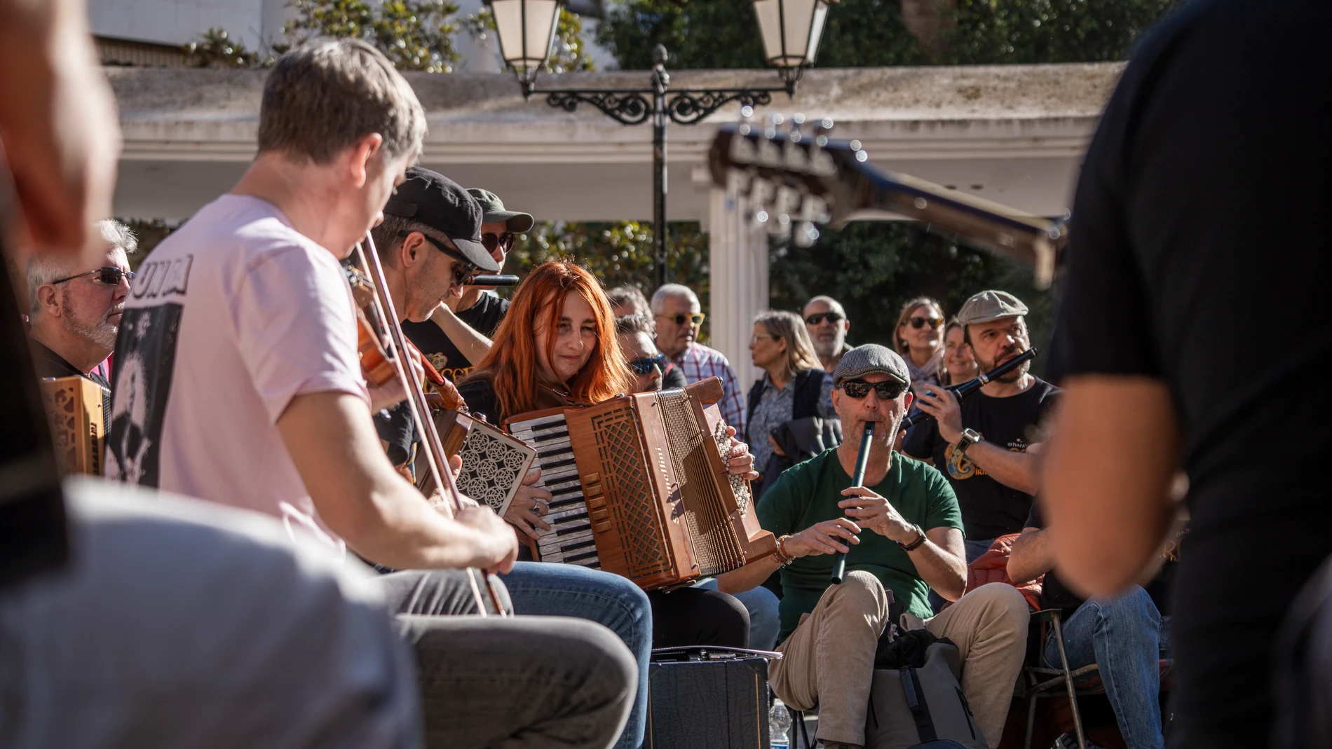 Músicos durante una Irish session, a 11 de enero de 2025, en Paiporta, Valencia, Comunidad Valenciana (España). El objetivo fundamental de este encuentro de más de 60 músicos procedentes de distintos puntos de España es apoyar los negocios y comercios locales de Paiporta y alrededores, y recaudar fondos para la compra de material y gasoil necesario para el secado de las paredes de los hogares afectados por la DANA, que tuvo lugar el pasado 29 de octubre. 11 ENERO 2025;MÚSICA;IRLANDESA;IRISH ...