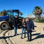 La delegada del Gobierno en la Comunitat Valenciana, Pilar Bernabé, visita la playa del Marenyet de Cullera