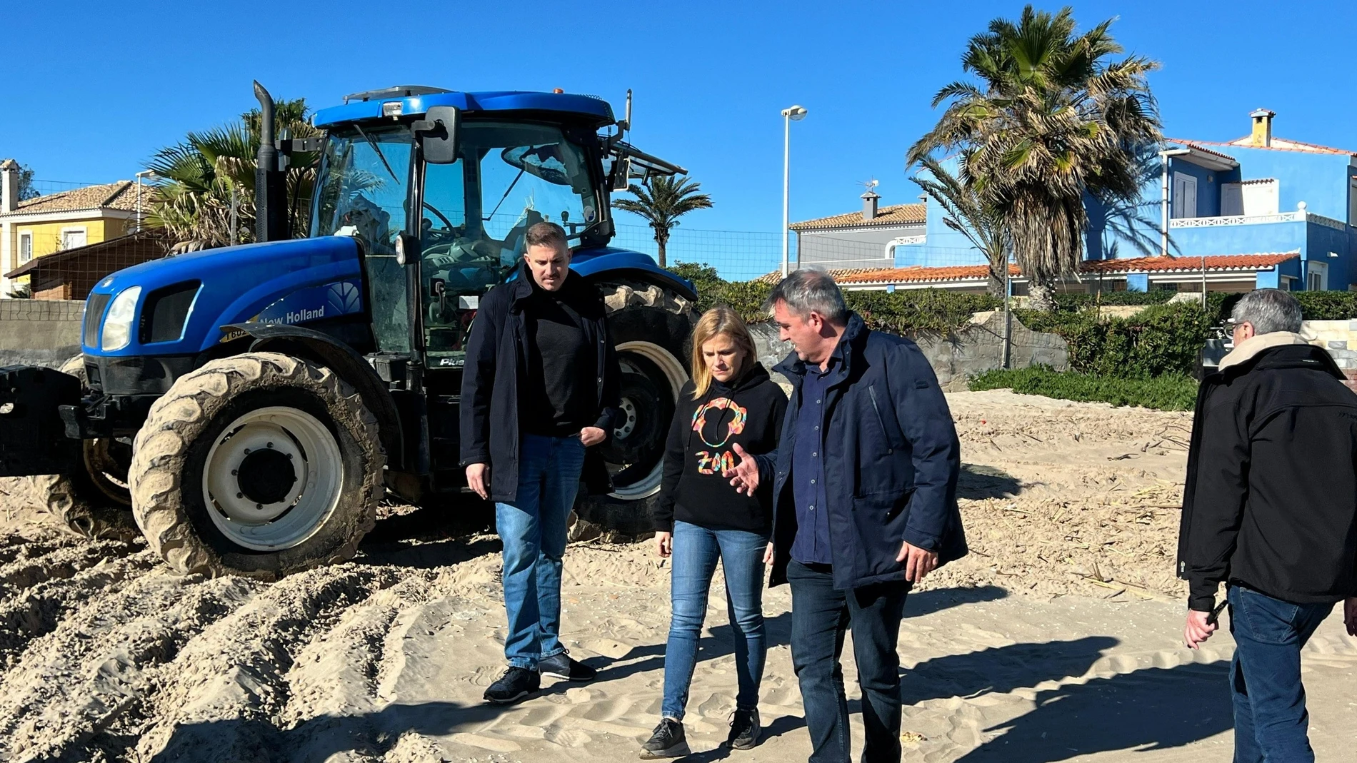 La delegada del Gobierno en la Comunitat Valenciana, Pilar Bernabé, visita la playa del Marenyet de Cullera REMITIDA / HANDOUT por DELEGACIÓN GOBIERNO CV Fotografía remitida a medios de comunicación exclusivamente para ilustrar la noticia a la que hace referencia la imagen, y citando la procedencia de la imagen en la firma 11/01/2025