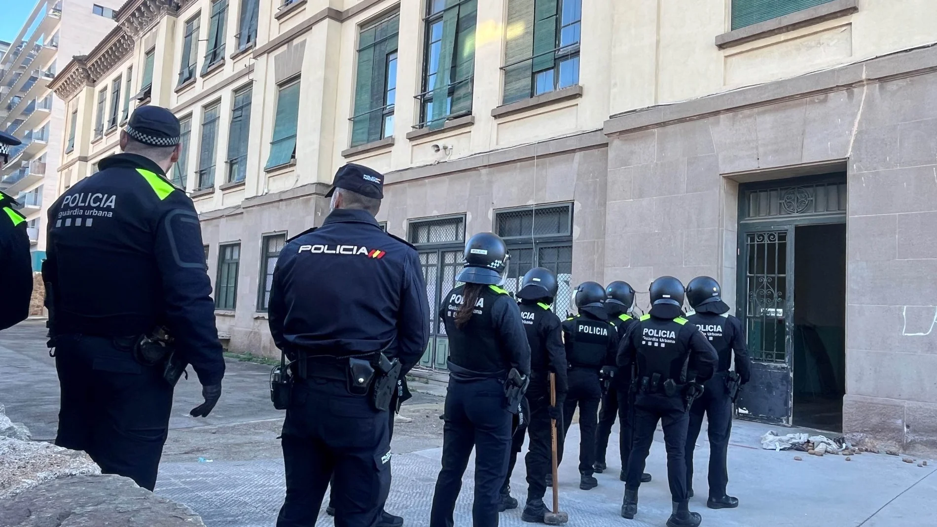 Los agentes de la policía, en el desalojo