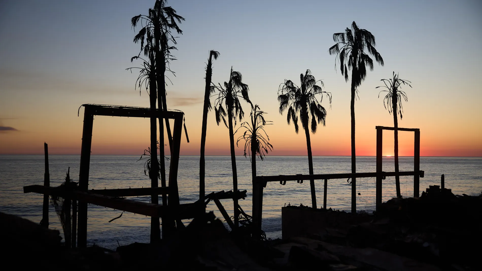 Malibu (United States), 10/01/2025.- Remnants of homes destroyed by the Palisades wildfire remain in Malibu, California, USA, 10 January 2025. Multiple wildfires continue to burn across thousands of acres in Southern California, destroying thousands of homes and forcing people to evacuate areas throughout the Los Angeles area. According to the California Governor'Äôs office, more than 7,500 firefighting and emergency personnel are involved in response efforts. (incendio forestal) EFE/EPA/ALLI...