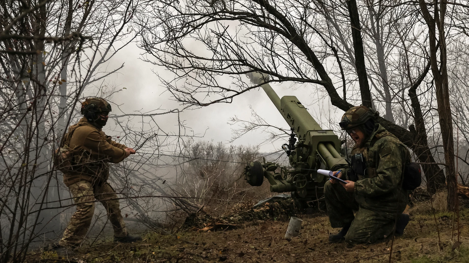 Undisclosed (Ukraine), 11/01/2025.- Members of the 'Rifle Battalion' special unit of the General Directorate of the National Police of Ukraine fire a 122mm D-30 howitzer at an undisclosed position near the frontline in the Zaporizhzhia region, southeastern Ukraine, 11 January 2025 (issued 12 January 2025) amid the Russian invasion. (Rusia, Ucrania) EFE/EPA/OLEG MOVCHANIUK