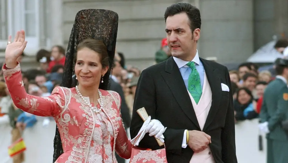 Los Duques de Lugo a su llegada a la Catedral de La Almudena donde asistieron a la Boda de los Príncipes de Asturias.