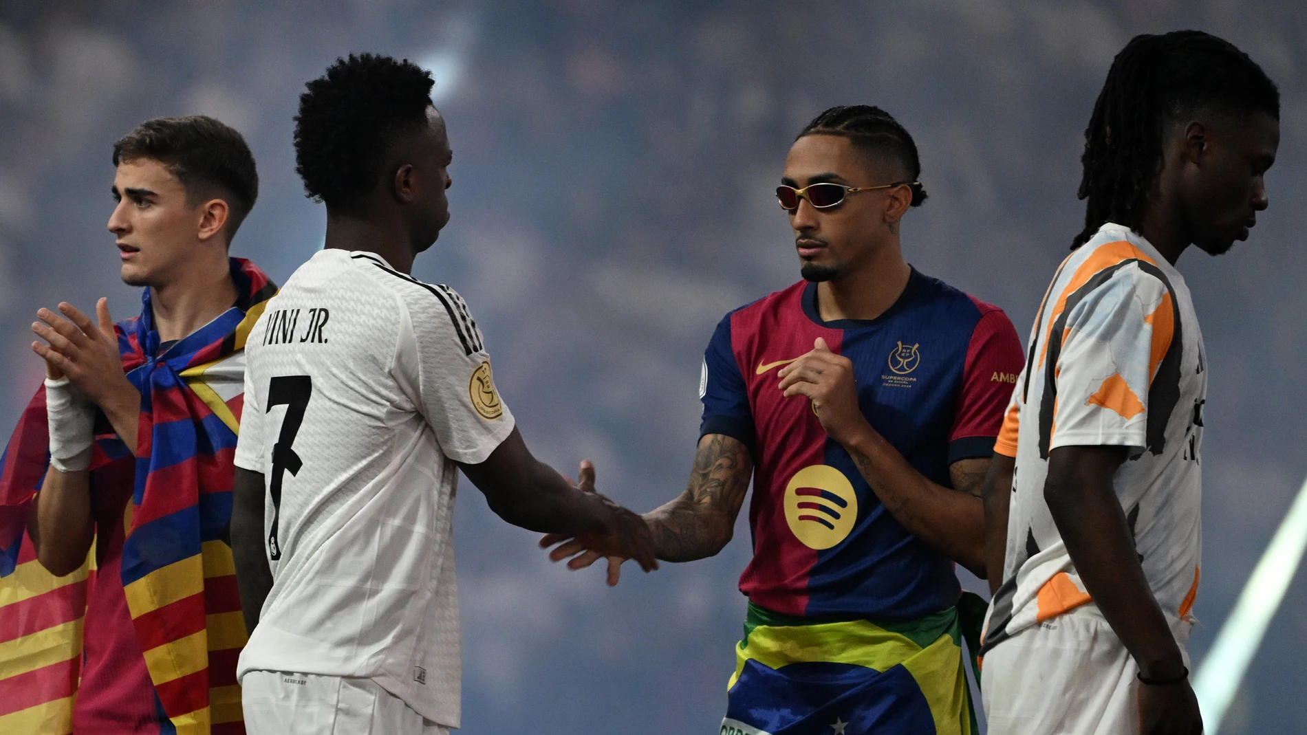 Jeddah (Saudi Arabia), 12/01/2025.- Raphinha of Barcelona (R) shakes hands with his compatriot Vinicius Jr of Real Madrid at the end of the final of the Spanish Super Cup, the Supercopa de Espana, between Real Madrid and FC Barcleona in Jeddah, Saudi Arabia, 12 January 2025. (Arabia Saudita) EFE/EPA/STR