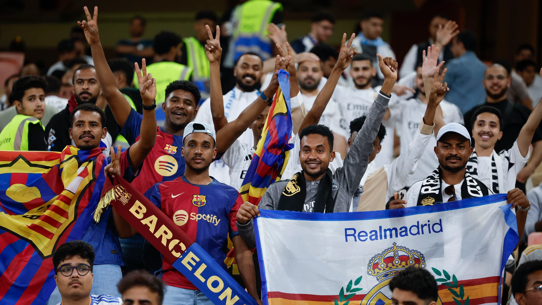 YEDA (ARABIA SAUDÍ), 12/01/2025.- Aficionados en las gradas antes del partido de la final de la Supercopa de España de fútbol entre el Real Madrid y el Barcelona, este domingo en Yeda, Arabia Saudí. EFE/ Alberto Estévez