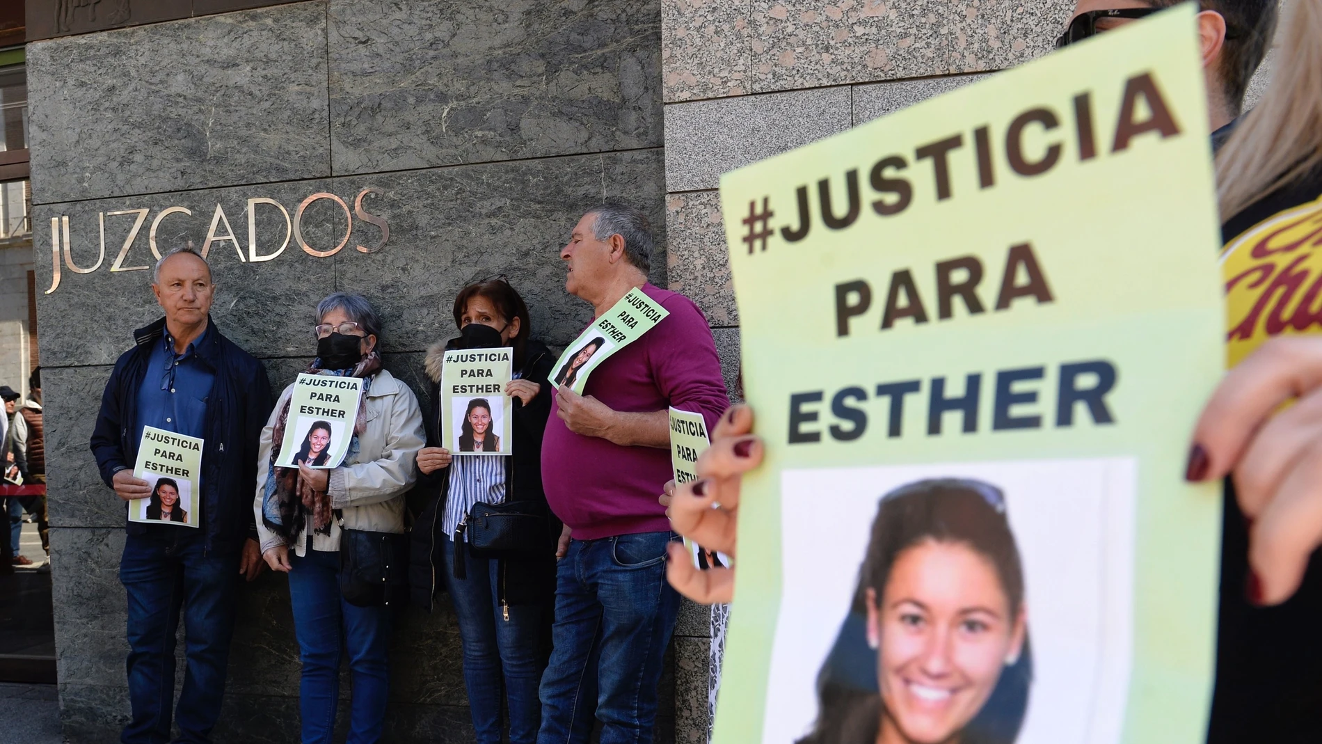 Amigos y familiares de Esther López, de 35 años, hallada muerta el 5 de febrero en una cuneta de Traspinedo (Valladolid), centrados a las puertas del Juzgado de Instrucción Número 5 de Valladolid donde declaró ante el juez Oscar S., uno de los tres investigados en relación con la desaparición y muerte de la joven.