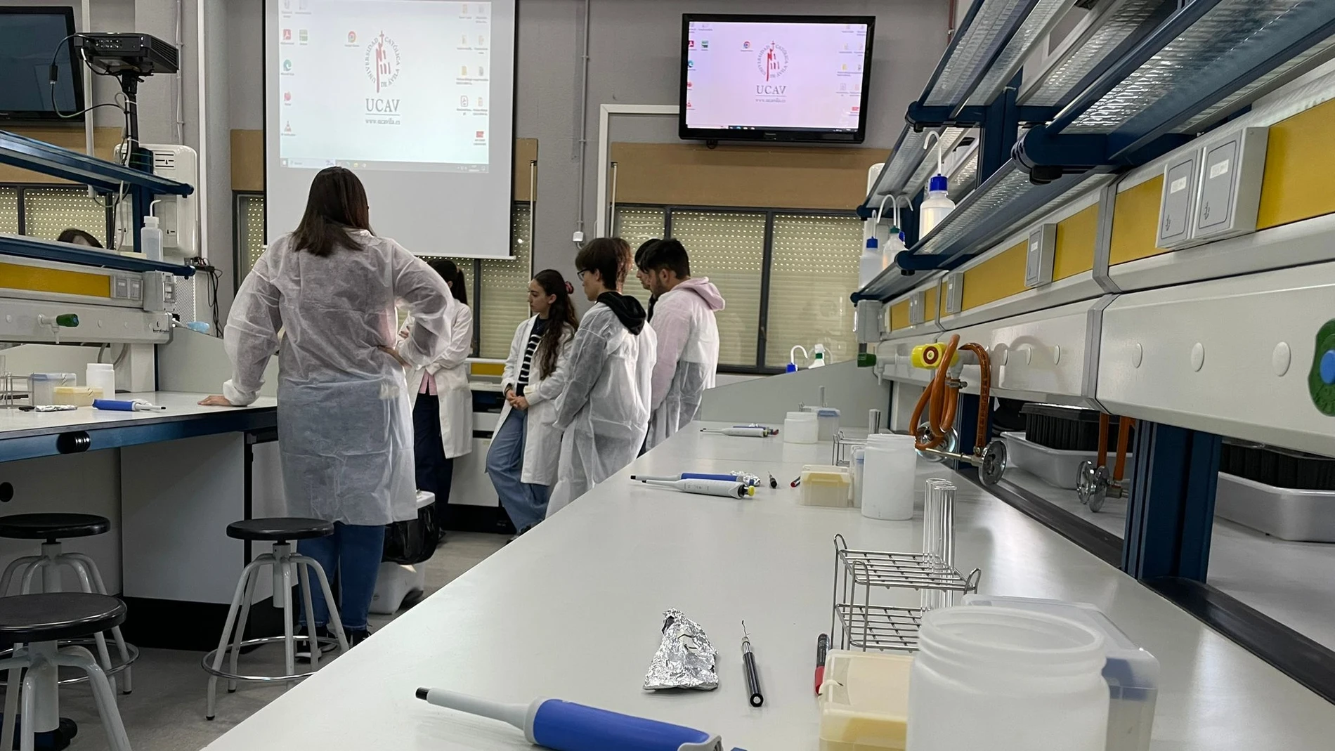 Laboratorios en la sede de la Católica de Ávila.