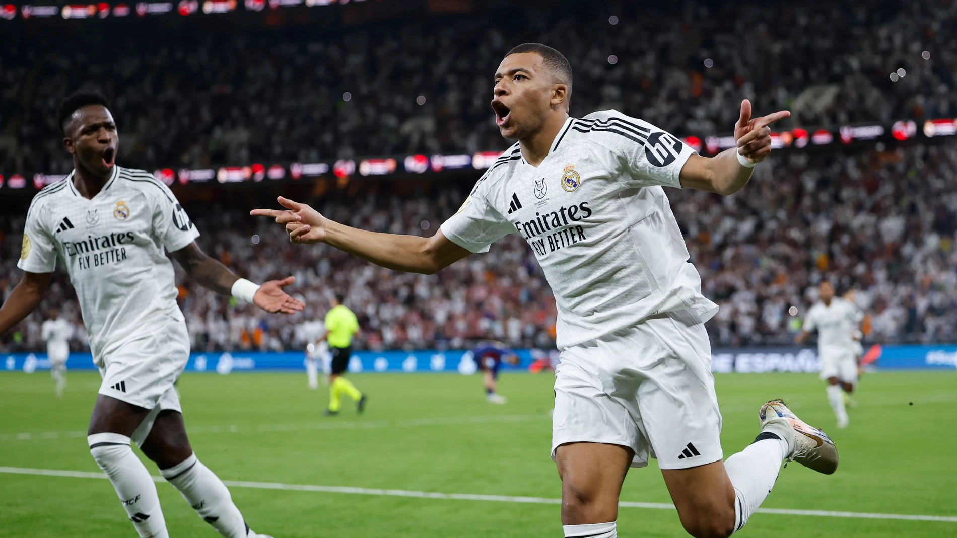 YEDA (ARABIA SAUDÍ), 12/01/2025.- El delantero francés del Real Madrid Kylian Mbappé celebra su gol, primero del equipo blanco, durante el partido de la final de la Supercopa de España de fútbol entre el Real Madrid y el FC Barcelona, este domingo en Yeda, Arabia Saudí. EFE/ Alberto Estévez