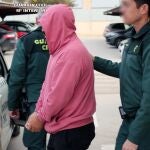 La Guardia Civil detiene a 8 personas por retener a una persona durante horas hasta desvalijarla