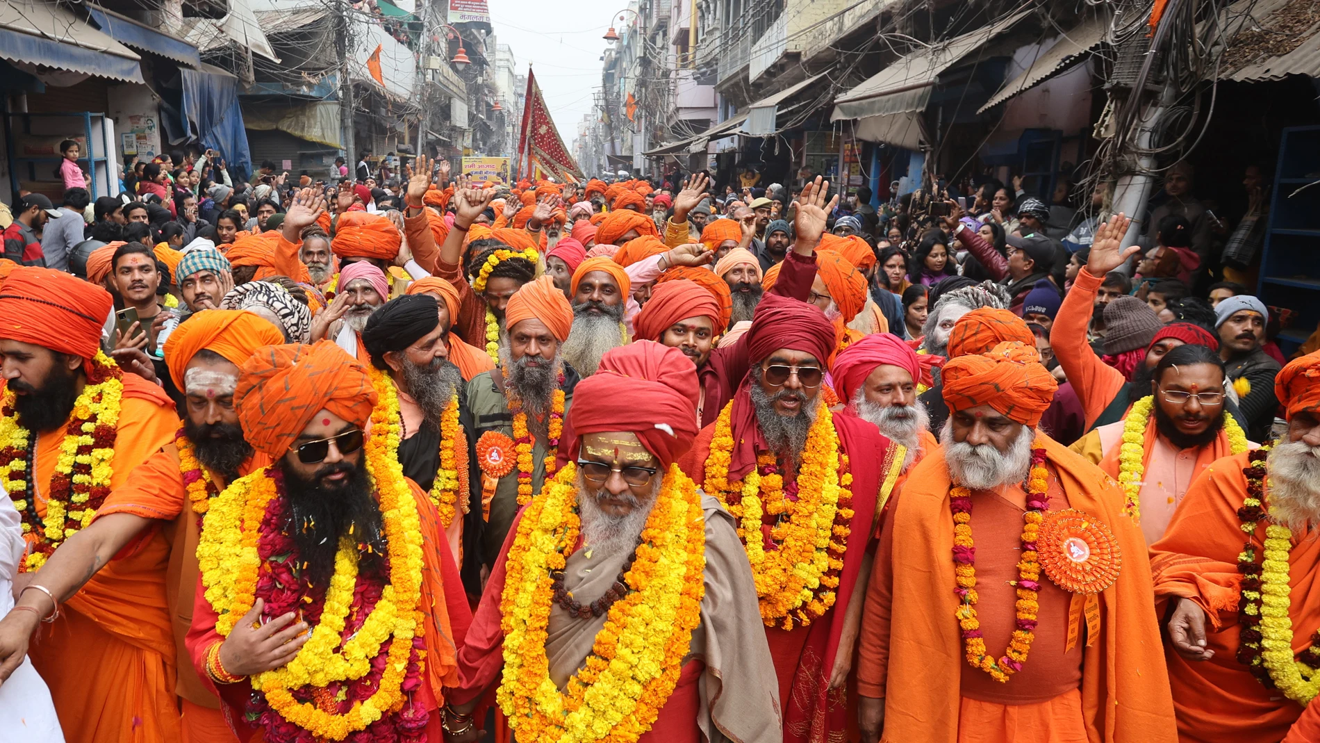 Prayagraj (India), 12/01/2025.- Members of Panchayati Akhara Bada Udasin take part in a religious procession as they head towards the Kumbh Mela festival ahead of the royal bath near the Sangam, the confluence of three of the holiest rivers in Hindu mythology - Ganga, Yamuna, and the mythical Saraswati - in Prayagraj, Uttar Pradesh, India, 12 January 2025. Every 12 years, Hindu pilgrims gather for ritual baths at the river's banks during the Maha Kumbh Mela festival. EFE/EPA/RAJAT GUPTA