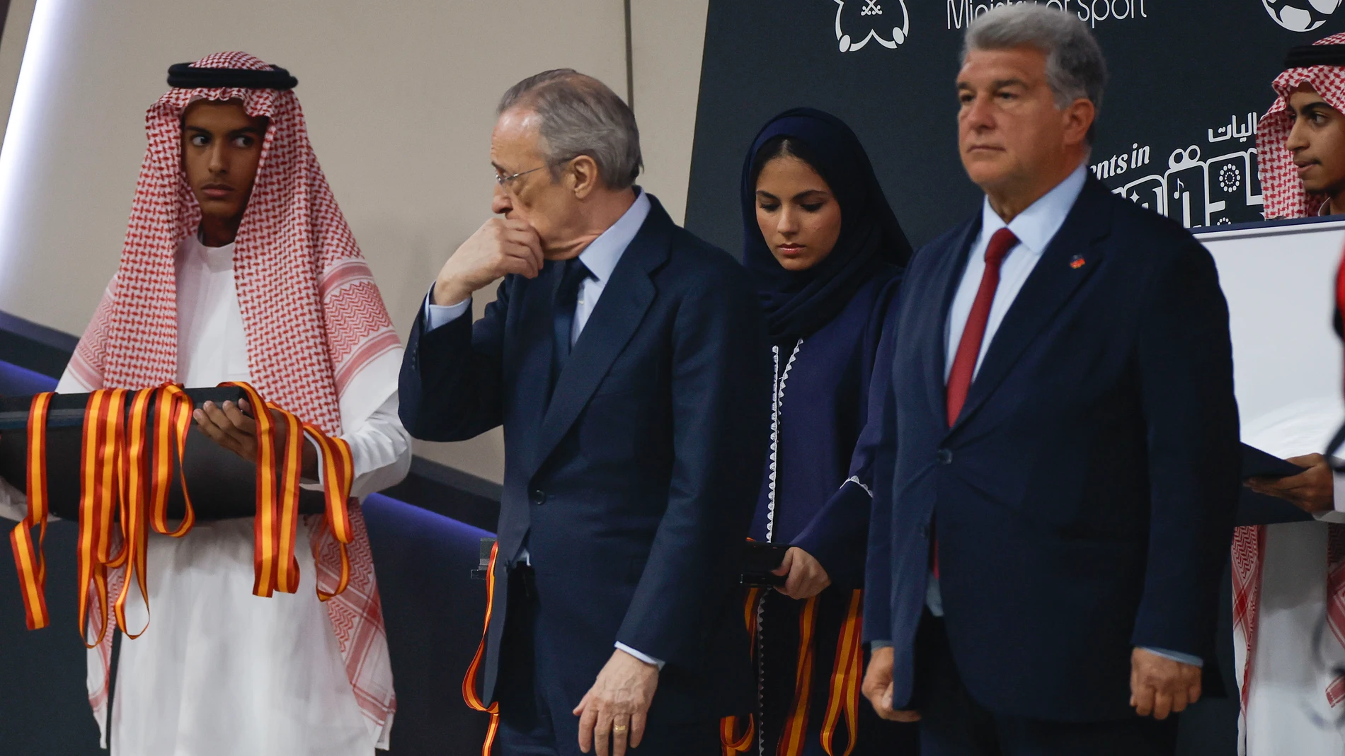 YEDA (ARABIA SAUDÍ), 12/01/2025.- El presidente del FC Barcelona Joan Laporta (d) y el del Real Madrid Florentino Pérez (2i) tras el partido de la final de la Supercopa de España de fútbol entre el Real Madrid y el FC Barcelona, este domingo en Yeda, Arabia Saudí. EFE/ Alberto Estévez