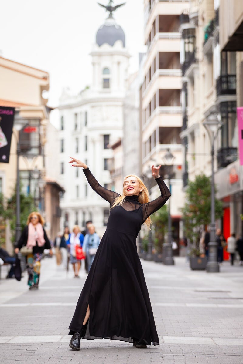 Lola Eiffel baila en plena calle Santiago de Valladolid durante uno de sus espectáculos de la Ruta del Silencio