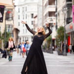 Lola Eiffel baila en plena calle Santiago de Valladolid durante uno de sus espectáculos de la Ruta del Silencio