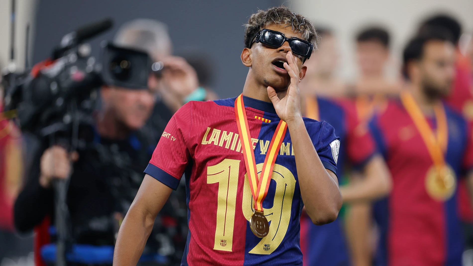 YEDA (ARABIA SAUDÍ), 12/01/2025.- El delantero del FC Barcelona Lamine Yamal celebra la victoria tras el partido de la final de la Supercopa de España de fútbol entre el Real Madrid y el FC Barcelona, este domingo en Yeda, Arabia Saudí. EFE/ Alberto Estévez