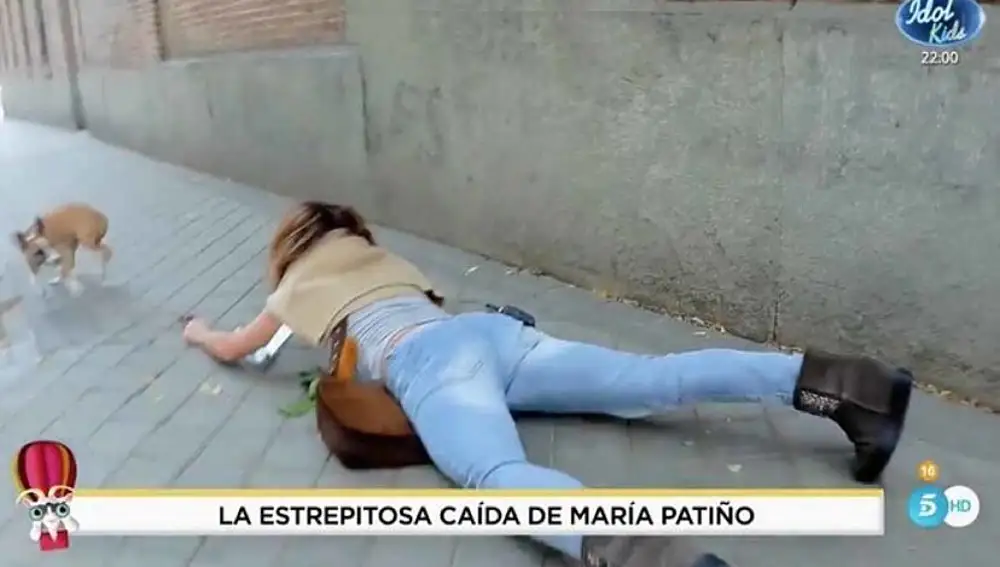 María Patiño en una caída de archivo con otro perro