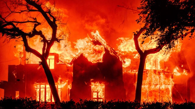 Una casa en la zona de Altadena, Los Angeles, envuelta en llamas en el incendio de Eaton