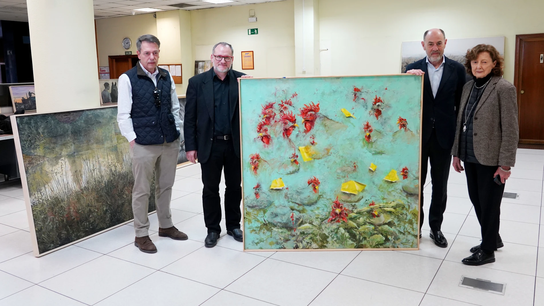 Ferrer Dalmau, José María Nieto y Rosina Gómez, miembros del jurado, posan con la foto del cuadro ganador en presencia de Jesús Posadas, presidente de ACOR