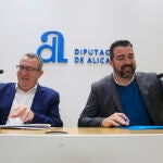 El presidente de la Diputación de Alicante, Toni Pérez, y el director del Patronato de Turismo de la Costa Blanca, José Mancebo, han presentado hoy la oferta de la provincia para Fitur