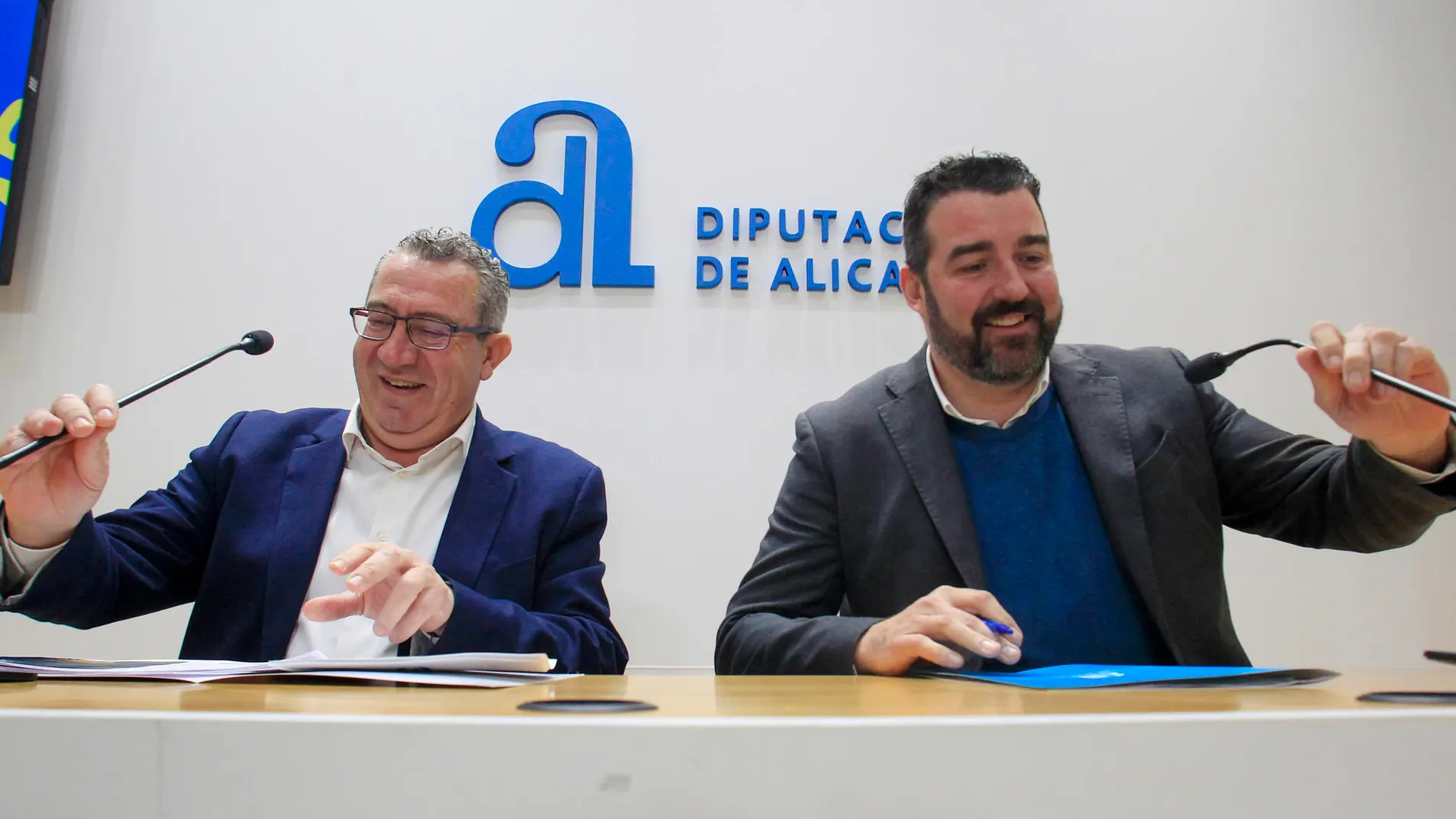 El presidente de la Diputación de Alicante, Toni Pérez, y el director del Patronato de Turismo de la Costa Blanca, José Mancebo, han presentado hoy la oferta de la provincia para Fitur