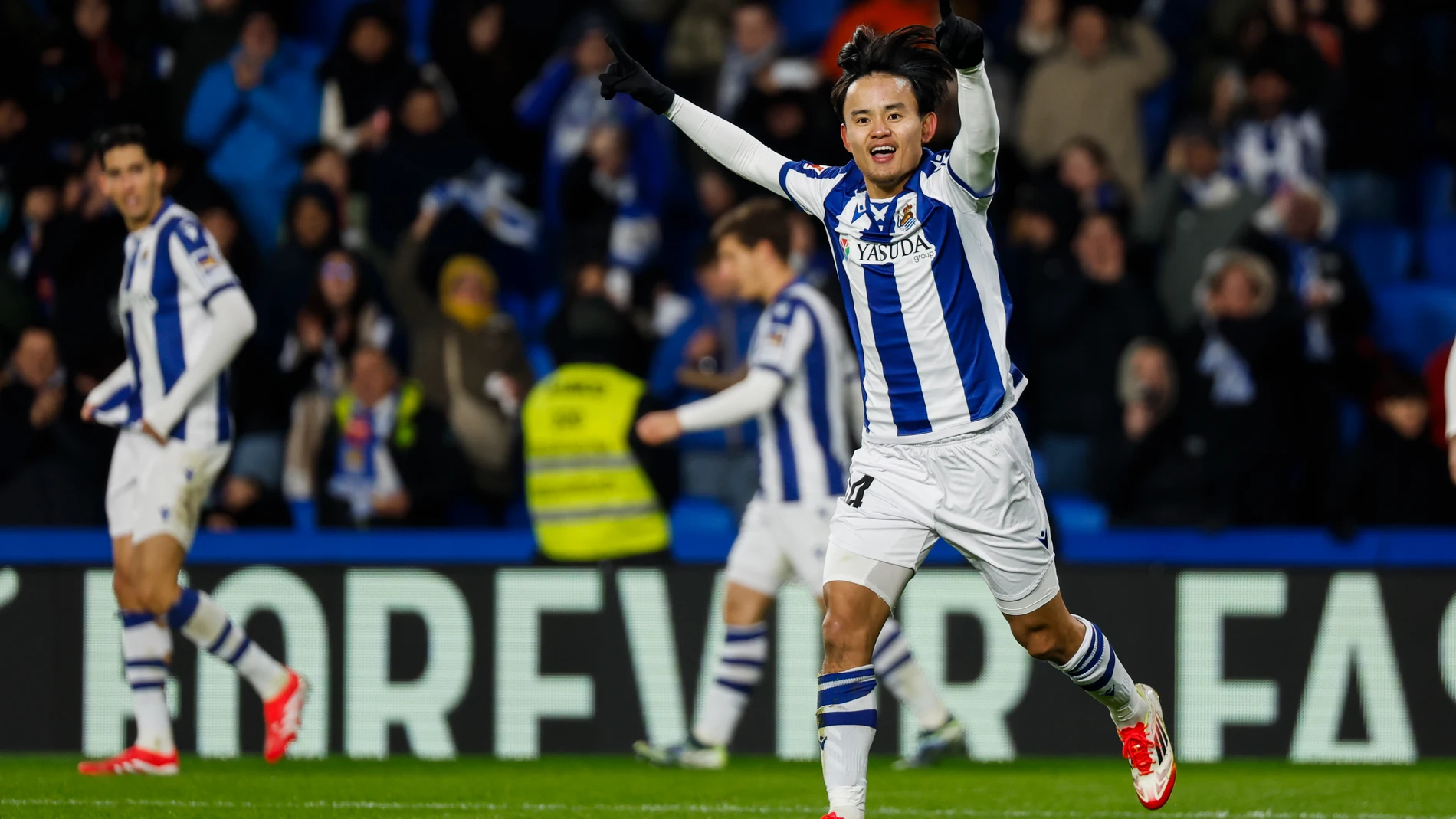 SAN SEBASTIÁN, 13/01/2025.- El centrocampista japonés de la Real Sociedad Takefusa Kubo celebra su gol durante el encuentro correspondiente a la jornada 19 de LaLiga EA Sports que Real Sociedad y Villarreal disputan hoy lunes en el estadio de Anoeta, en San Sebastián. EFE / Juan Herrero.