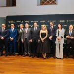 Foto de familia de las autoridades, entre ellas Mañueco, Santonja, Carnero, Iscar, Urtasun o Redondo,con Cayetana Guillén Cuervo antes de la gala