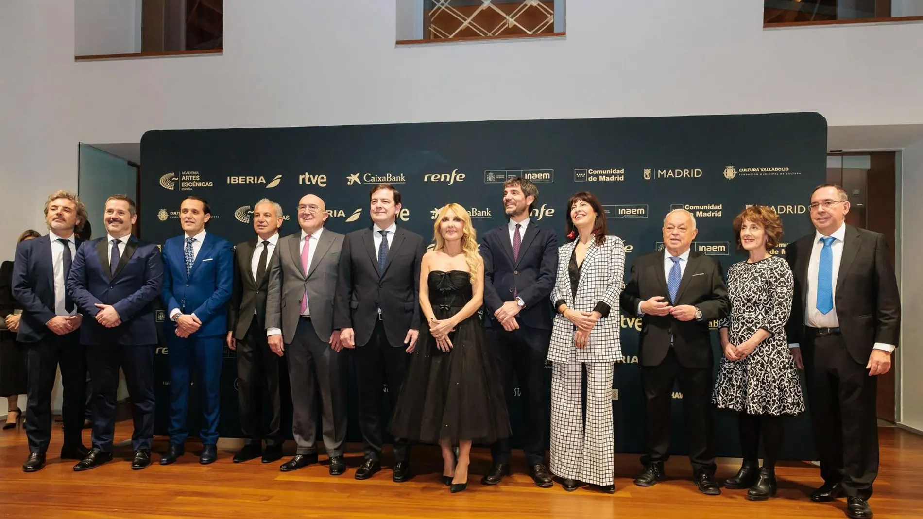 Foto de familia de las autoridades, entre ellas Mañueco, Santonja, Carnero, Iscar, Urtasun o Redondo,con Cayetana Guillén Cuervo antes de la gala