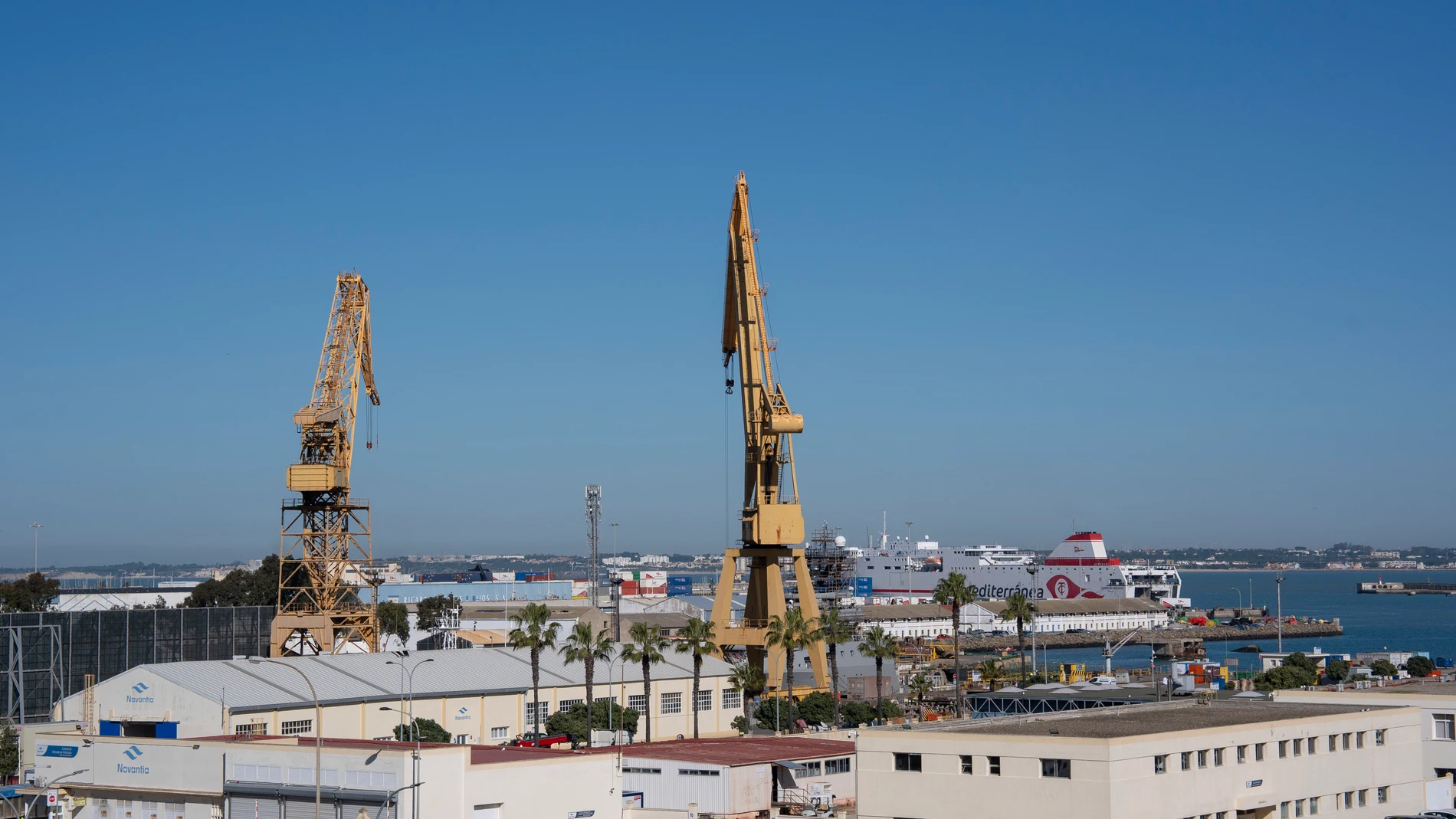 GRAFAND5832. CÁDIZ, 13/01/2025.- Una vista de las instalaciones de los astilleros de Navantia en Cádiz. Los representantes sindicales y de las empresas auxiliares del sector del metal de Cádiz han mantenido este lunes una reunión en el astillero de Navantia de Cádiz para abordar la demanda de los operarios de que se respeten los domingos como días de descansos, una reclamación que ha hecho que algunas navieras hayan amenazado con llevar la reparación de cruceros a otros astilleros.EFE/Román R...