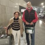 María Jesús junto a Maximiliano, en el aeropuerto de Manises