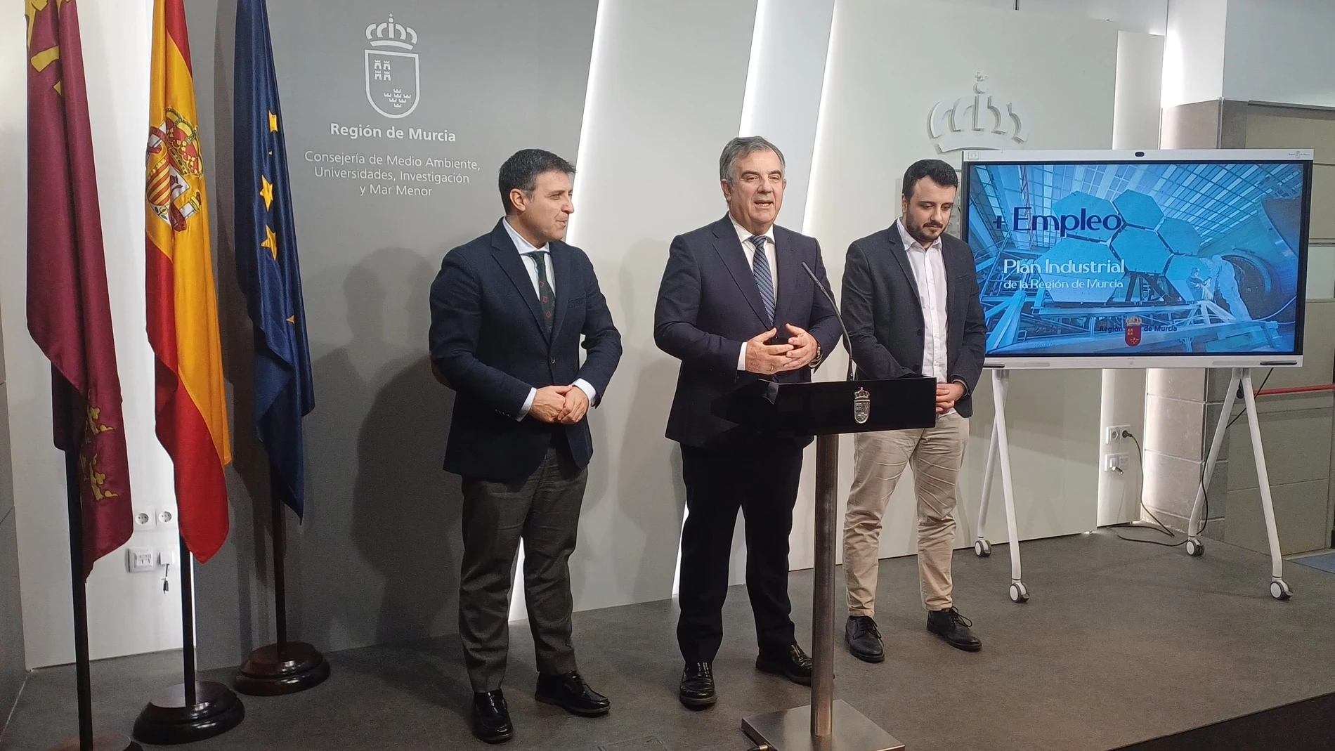 El consejero de Medio Ambiente, Universidades, Investigación y Mar Menor, Juan María Vázquez, durante la rueda de prensa tras la reunión del primer grupo de trabajo ‘Más Empleo’, para elaborar el Plan Industrial de la Región de Murcia