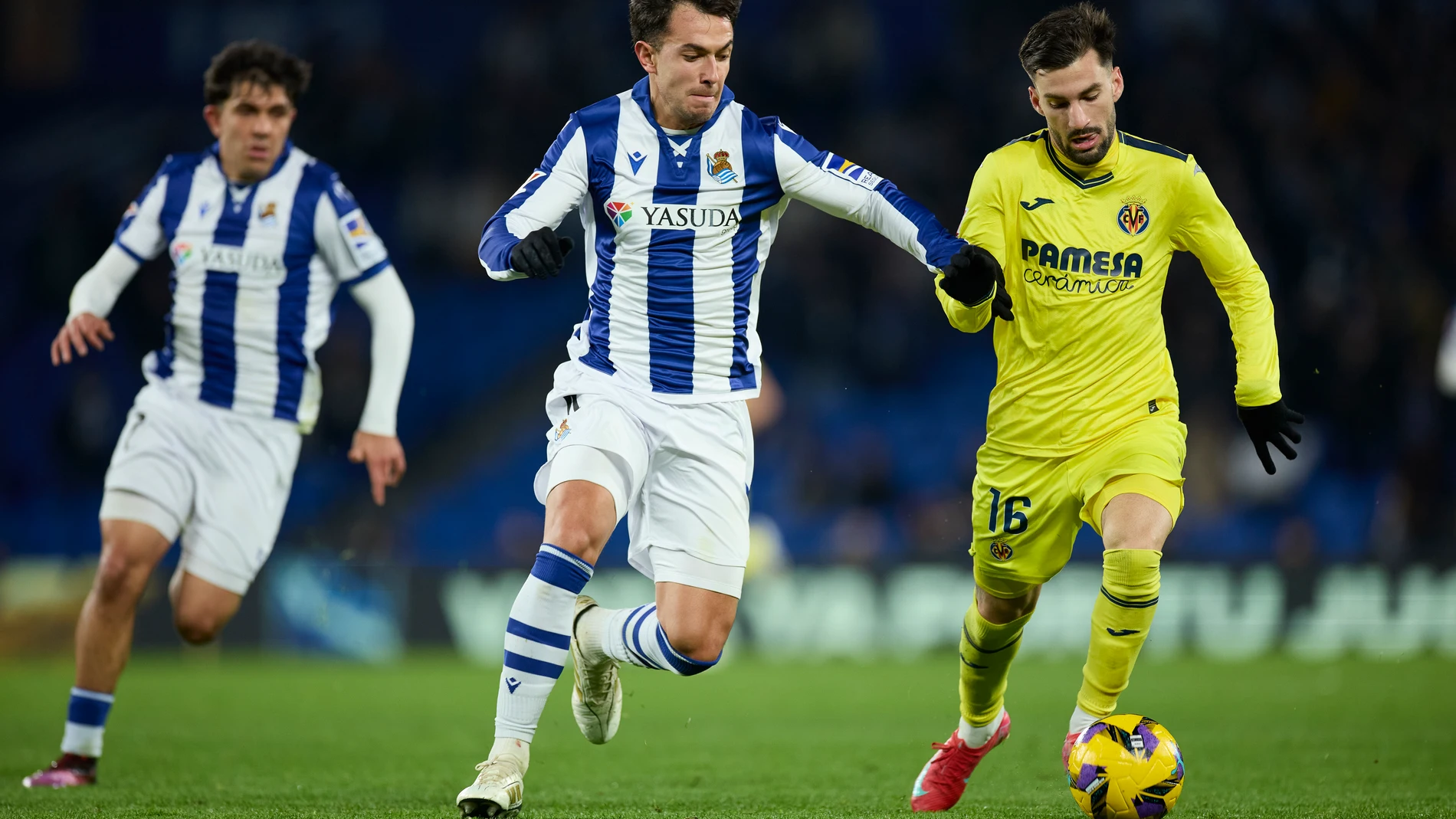 Alex Baena of Villarreal CF competes for the ball with Martin Zubimendi of Real Sociedad during the LaLiga EA Sports match between Real Sociedad and Villarreal CF at Reale Arena on January 13, 2025, in Real Sociedad, Spain. AFP7 13/01/2025 ONLY FOR USE IN SPAIN